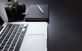 这球可惜！C罗精彩凌空弹射，但皮球击中横梁