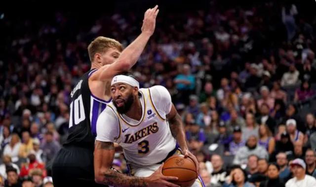 再遭小萨博尼斯完爆 31岁浓眉哥未老先衰巅峰已过